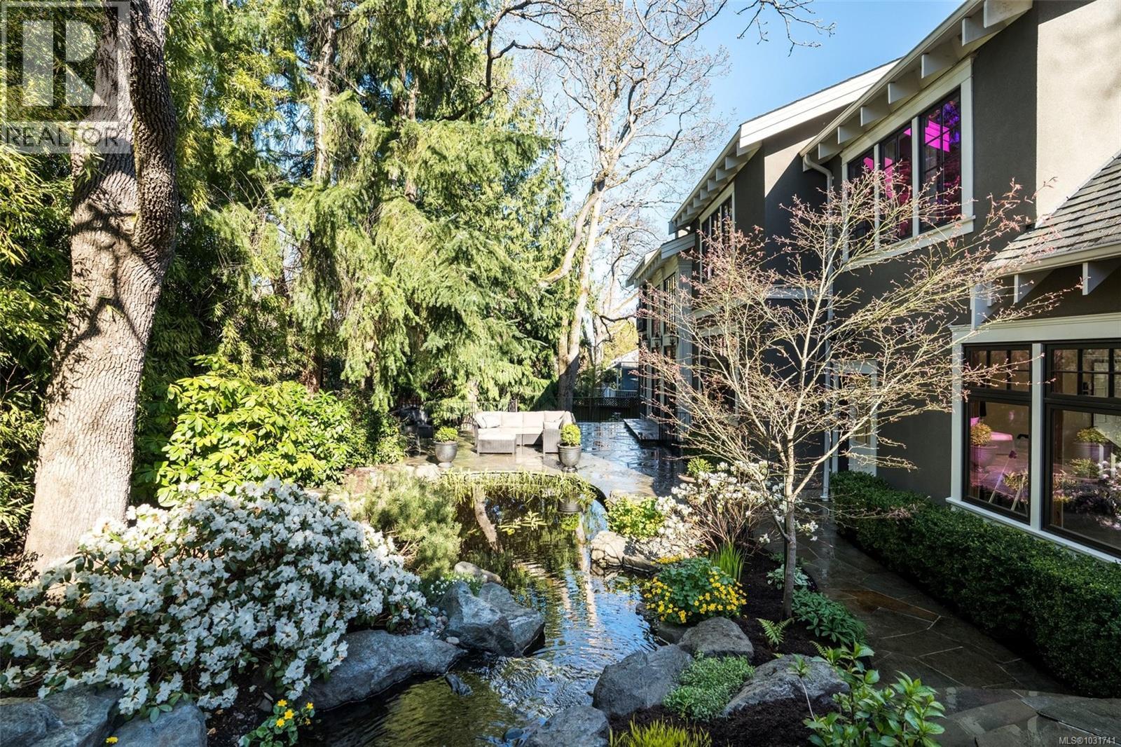  2096 Falkland Place, Oak Bay