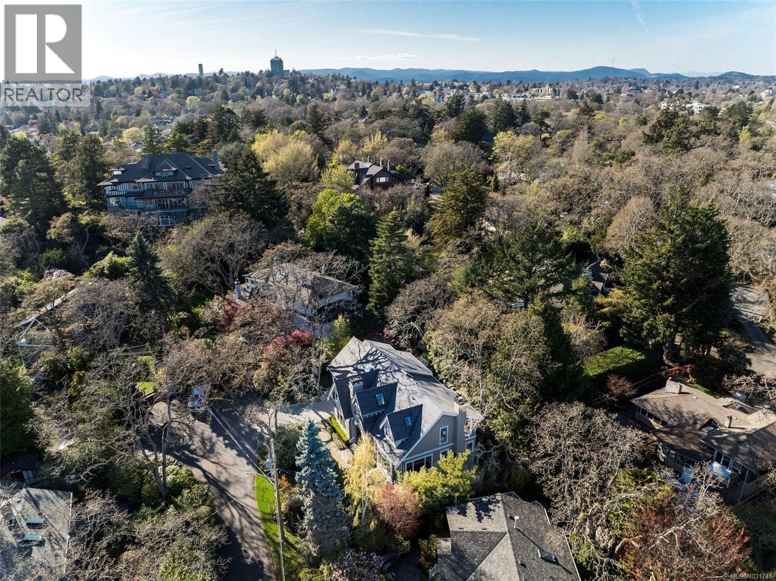  2096 Falkland Place, Oak Bay