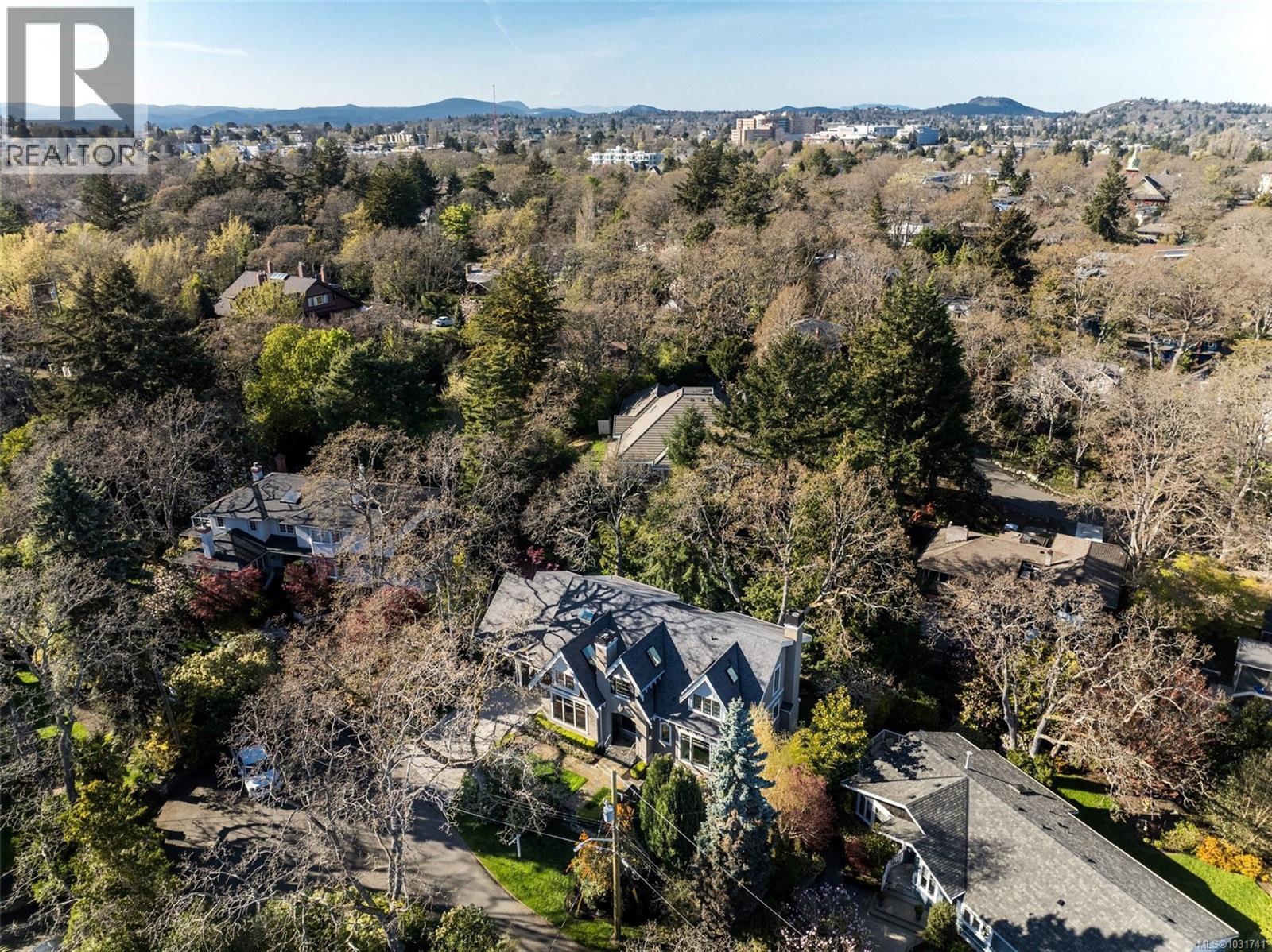  2096 Falkland Place, Oak Bay