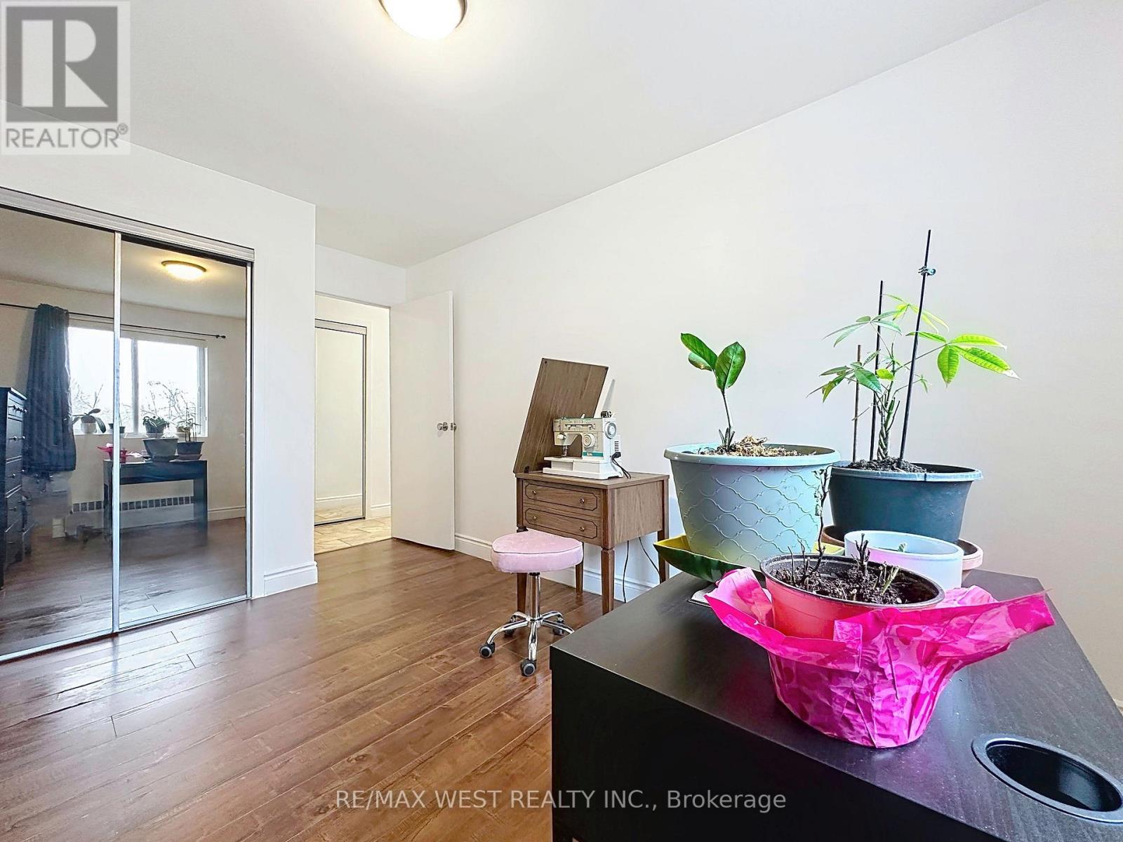 #206 800 KENNEDY ROAD - 19