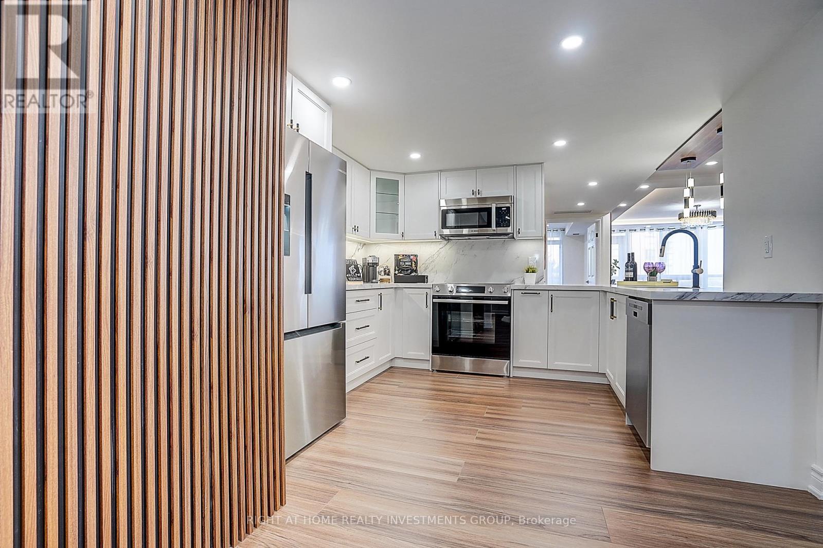 #511 89 SKYMARK DRIVE - 11