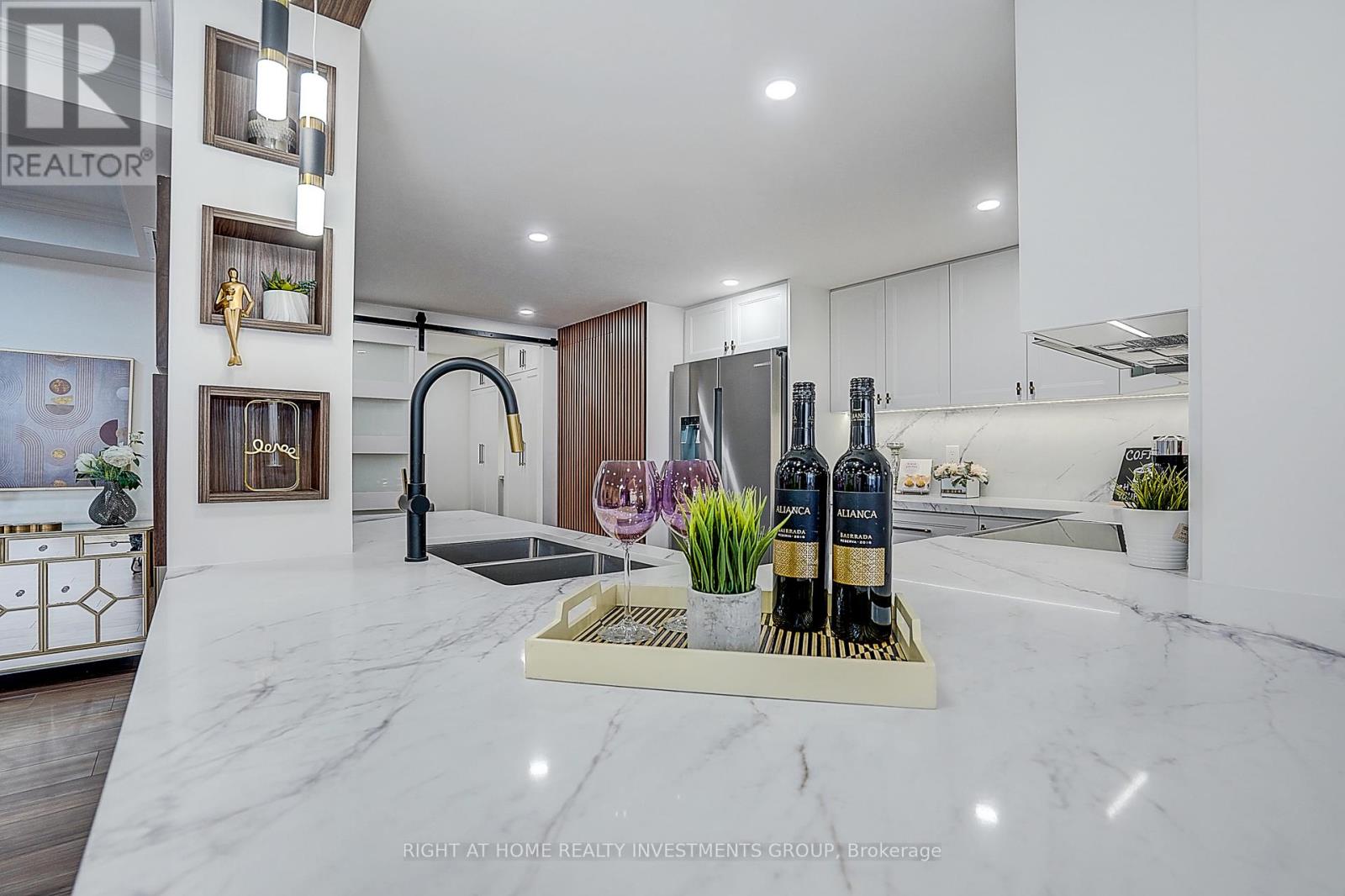 #511 89 SKYMARK DRIVE - 19