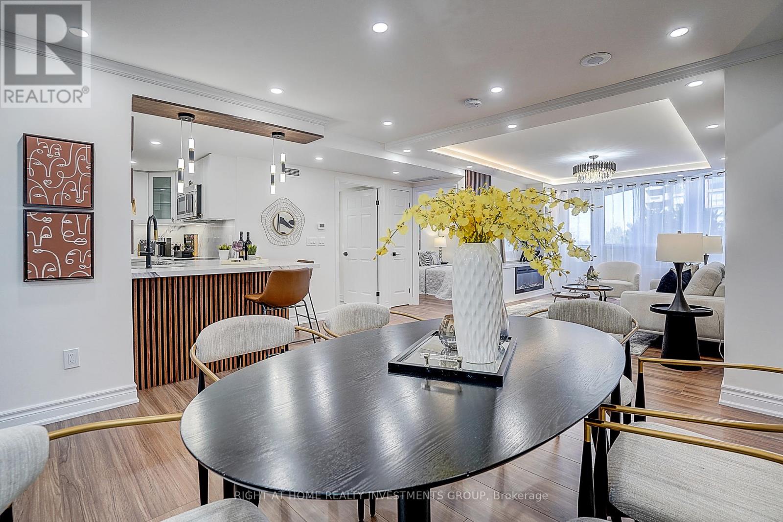 #511 89 SKYMARK DRIVE - 21