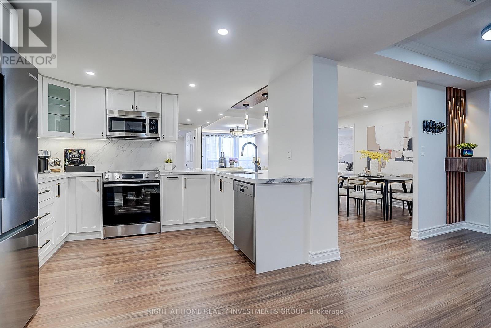 #511 89 SKYMARK DRIVE - 26