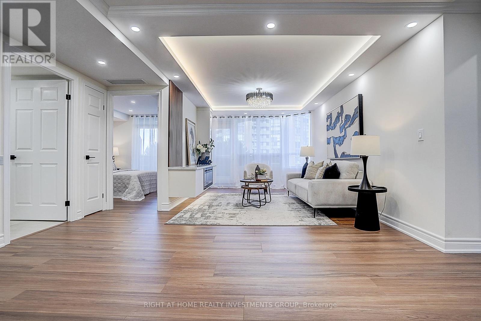 #511 89 SKYMARK DRIVE - 27