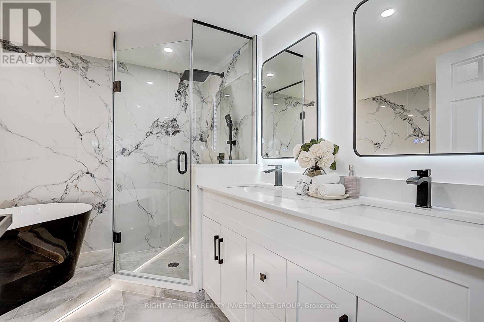 #511 89 SKYMARK DRIVE - 35