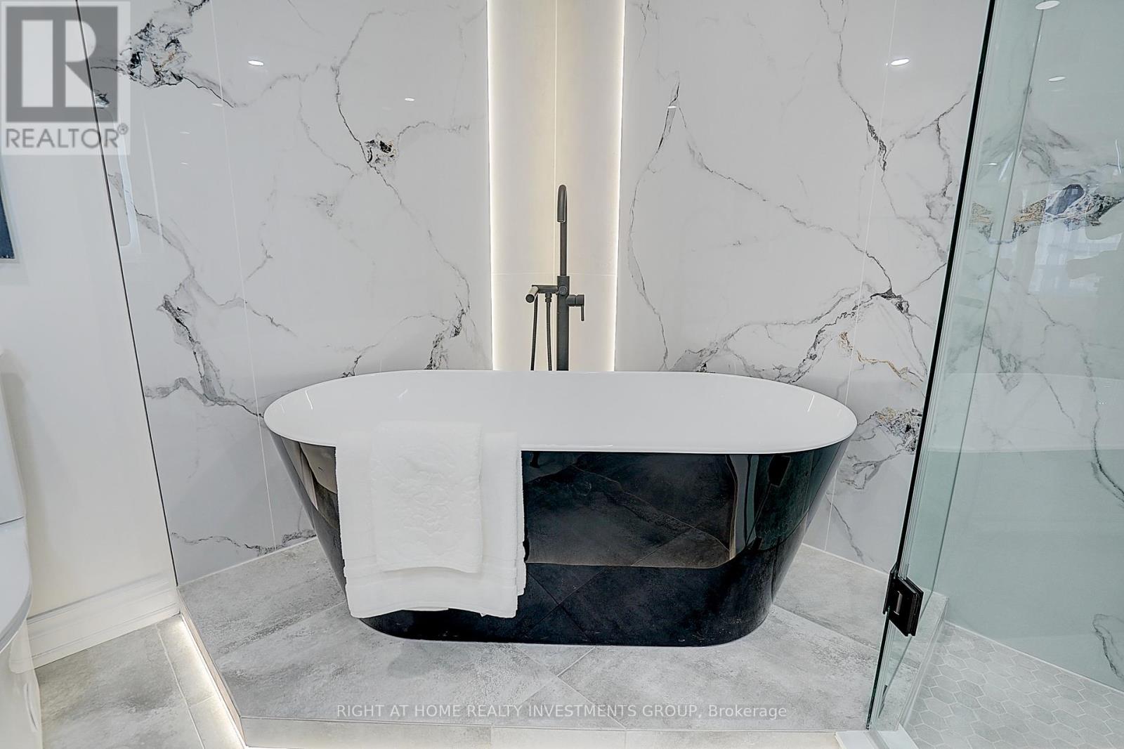 #511 89 SKYMARK DRIVE - 36