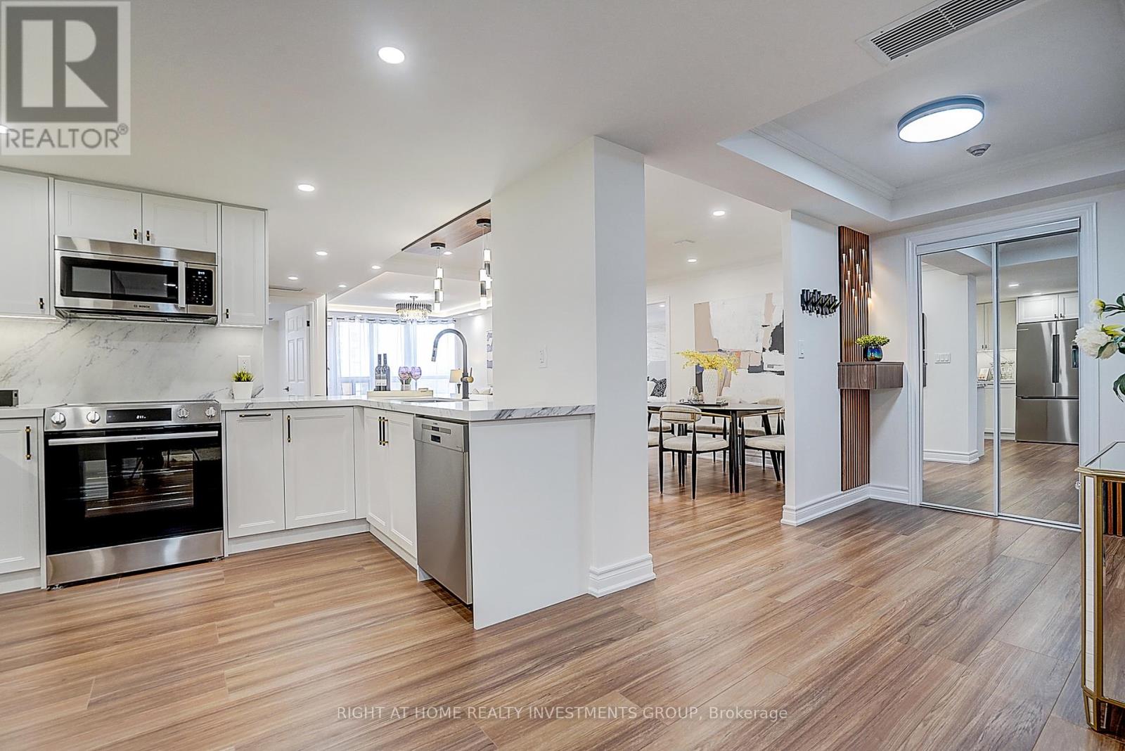 #511 89 SKYMARK DRIVE - 6