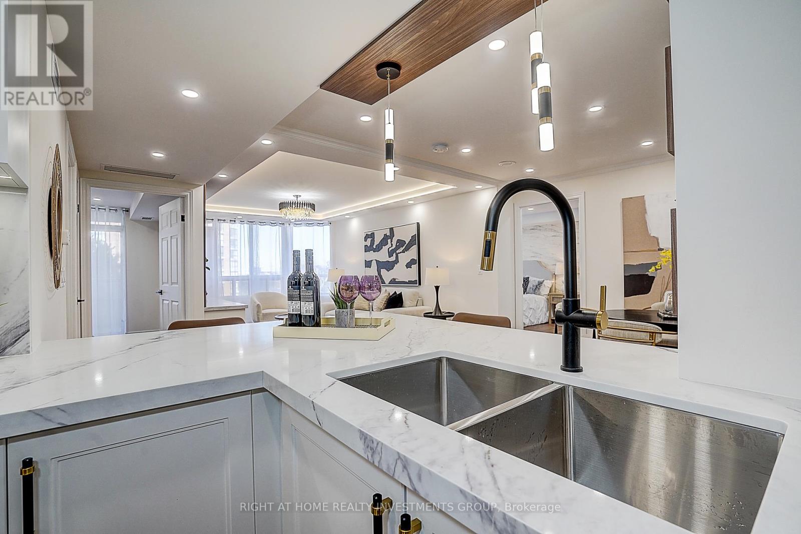 #511 89 SKYMARK DRIVE - 9