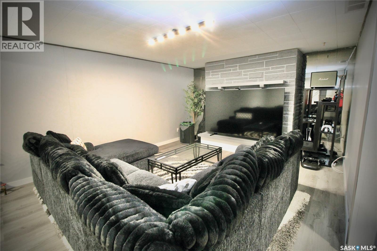 3342 DIEFENBAKER DRIVE - 35