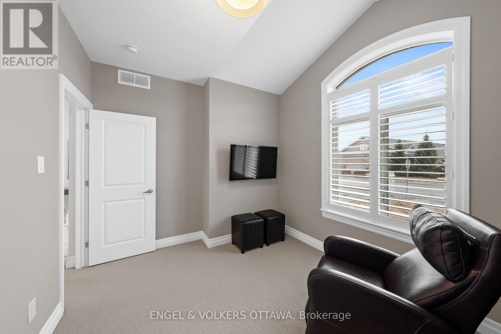 100 EQUINELLE DRIVE - 25