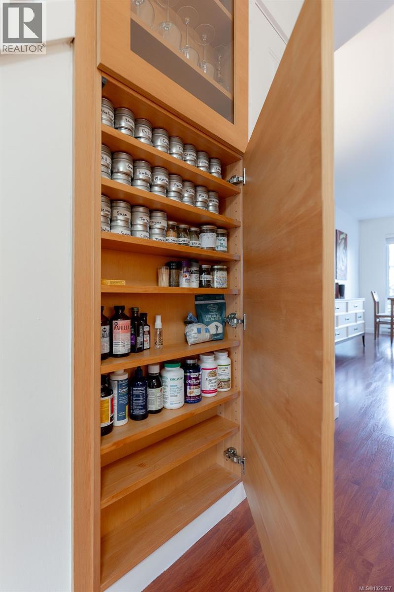 #202 116 QUEENS RD - 11