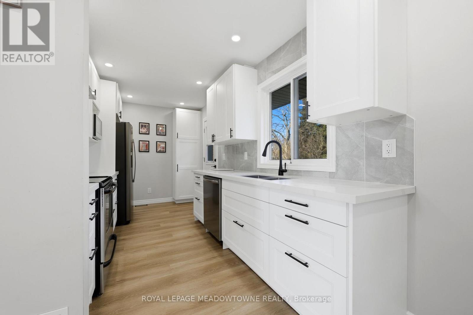 73 ELIZABETH DRIVE - 12