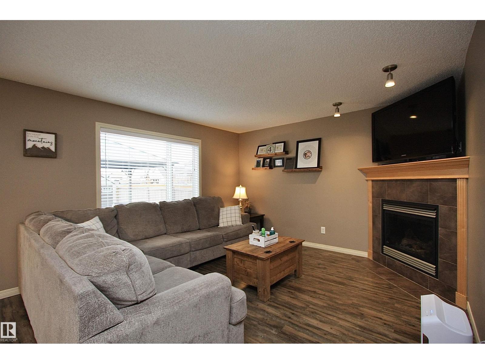 7 ASHGROVE, Spruce Grove