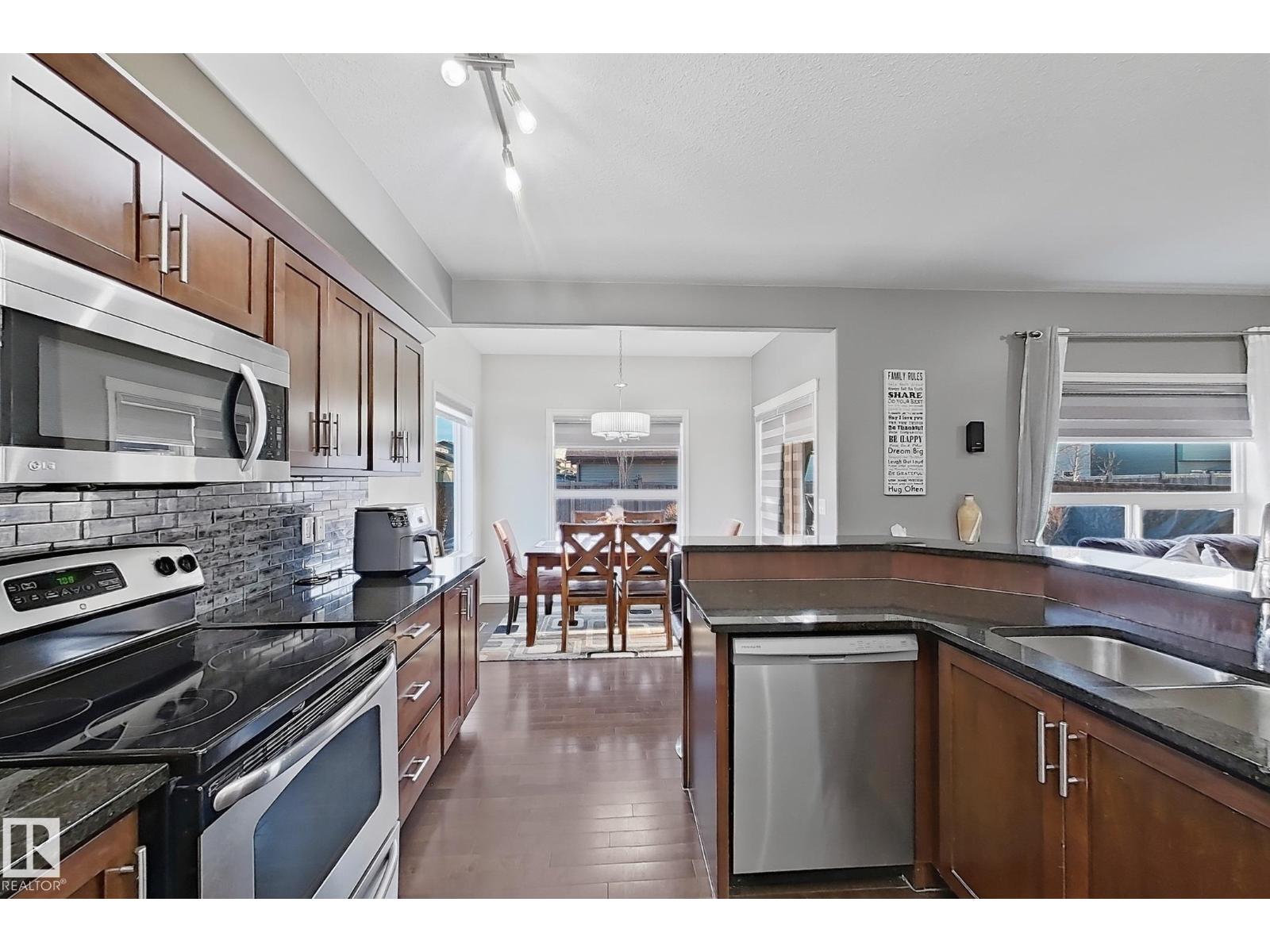 3215 22 AV NW, Edmonton