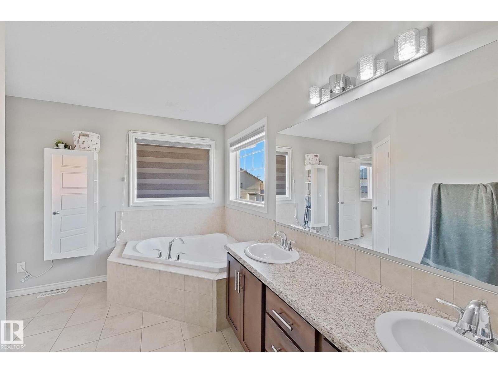 3215 22 AV NW, Edmonton