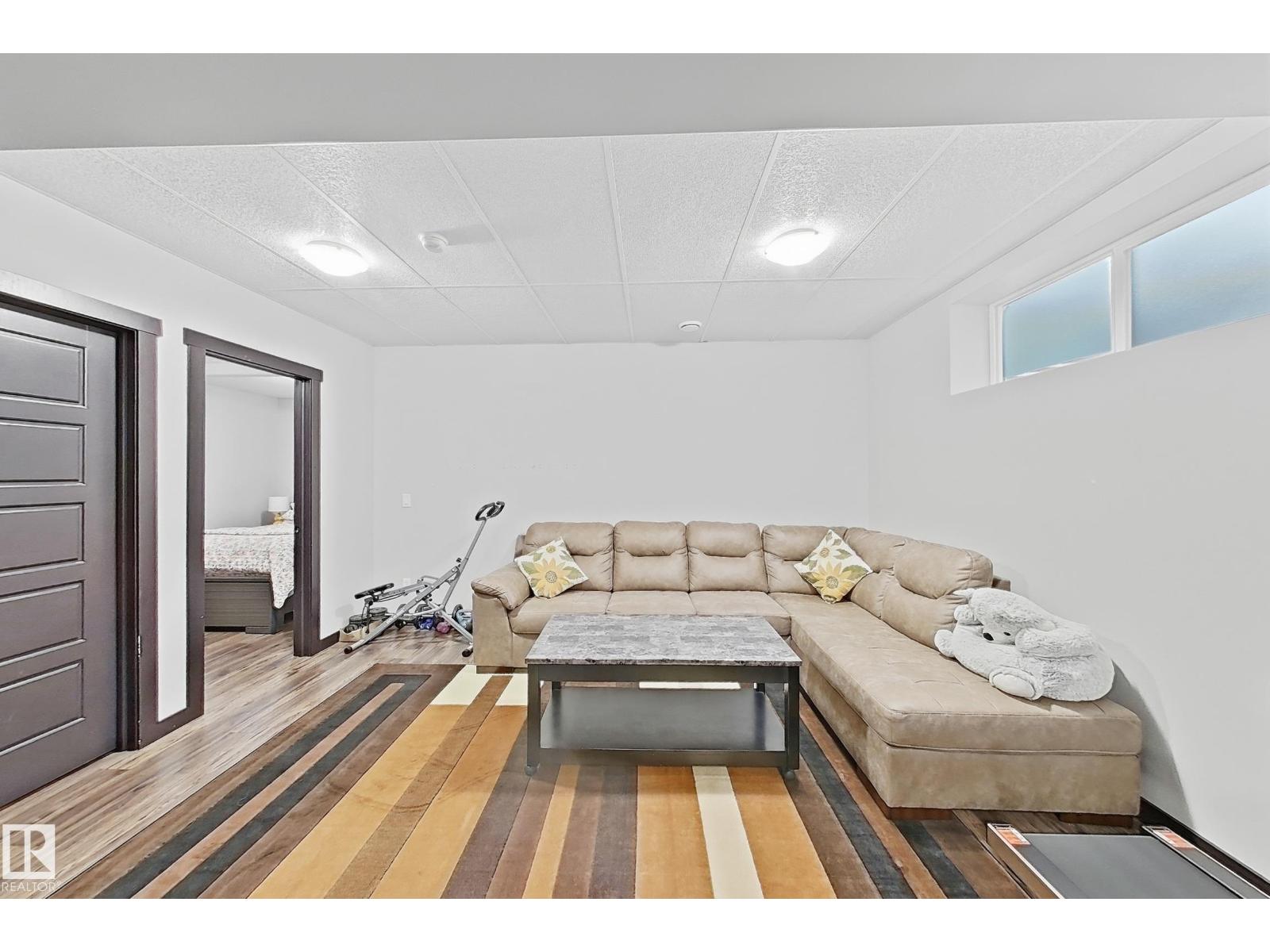 3215 22 AV NW, Edmonton