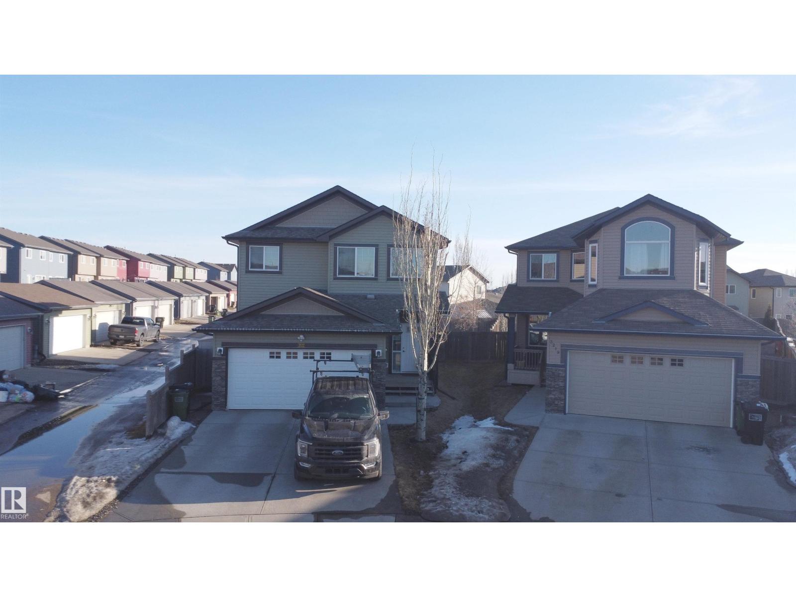 3215 22 AV NW, Edmonton