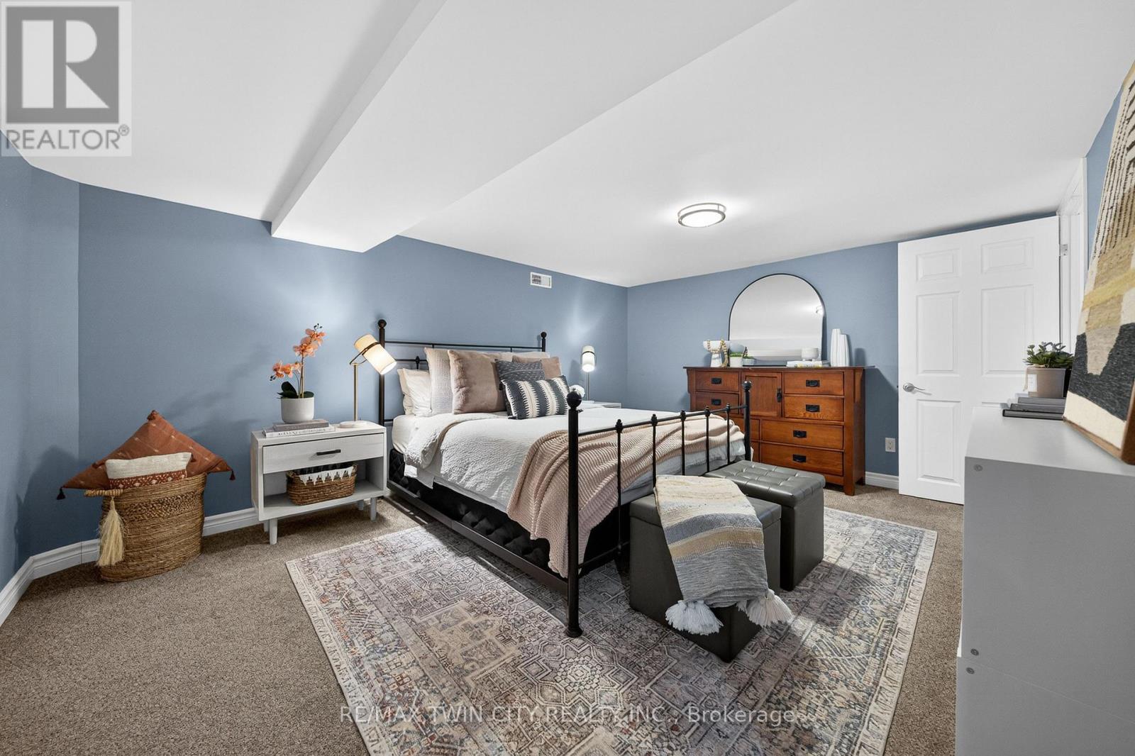 38 GLEN ABBEY COURT - 35