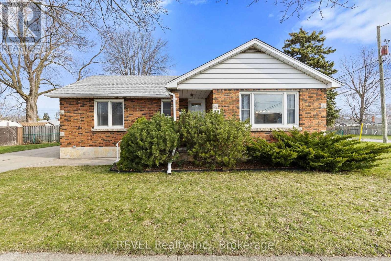 32 THOMPSON AVENUE - 1