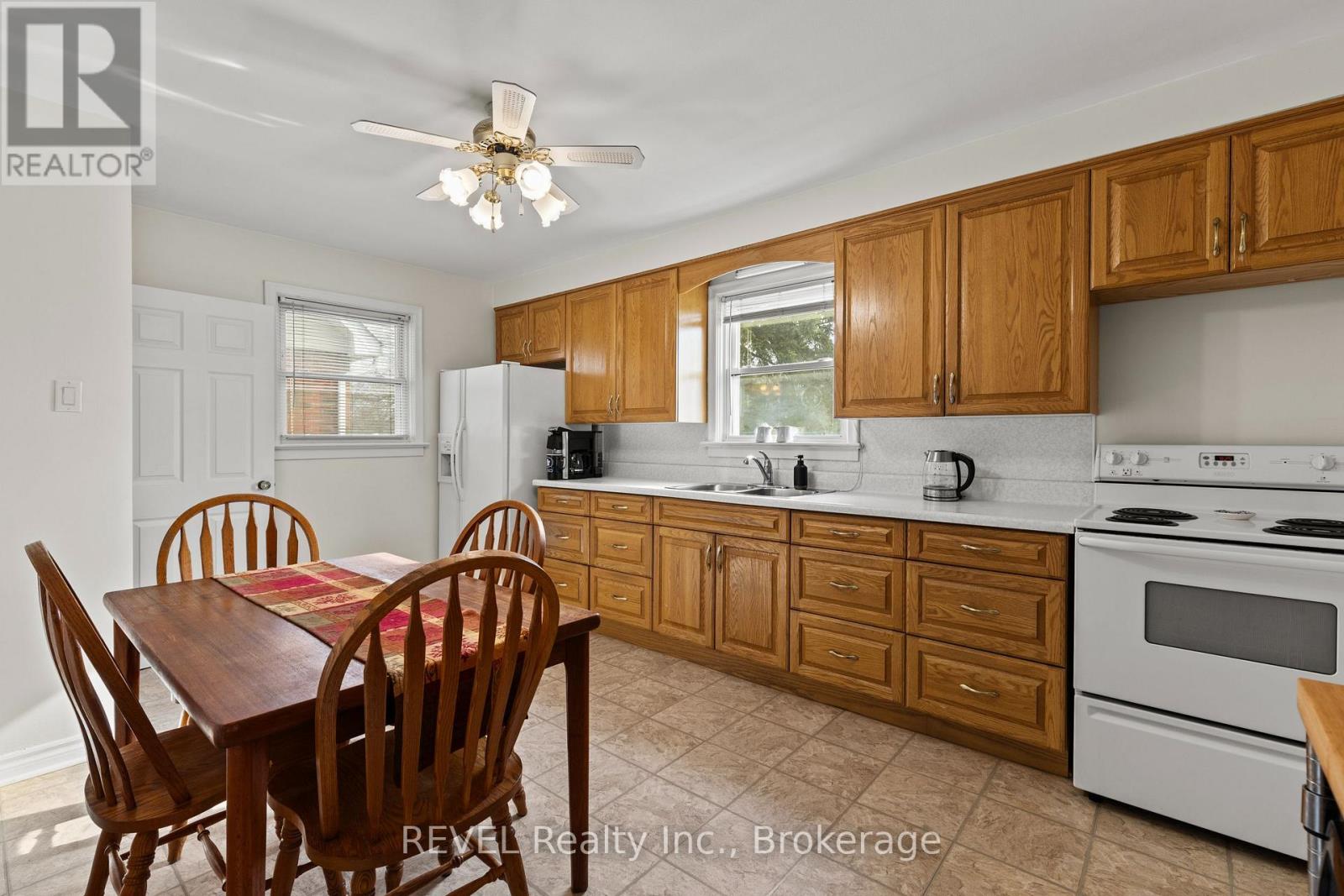 32 THOMPSON AVENUE - 10