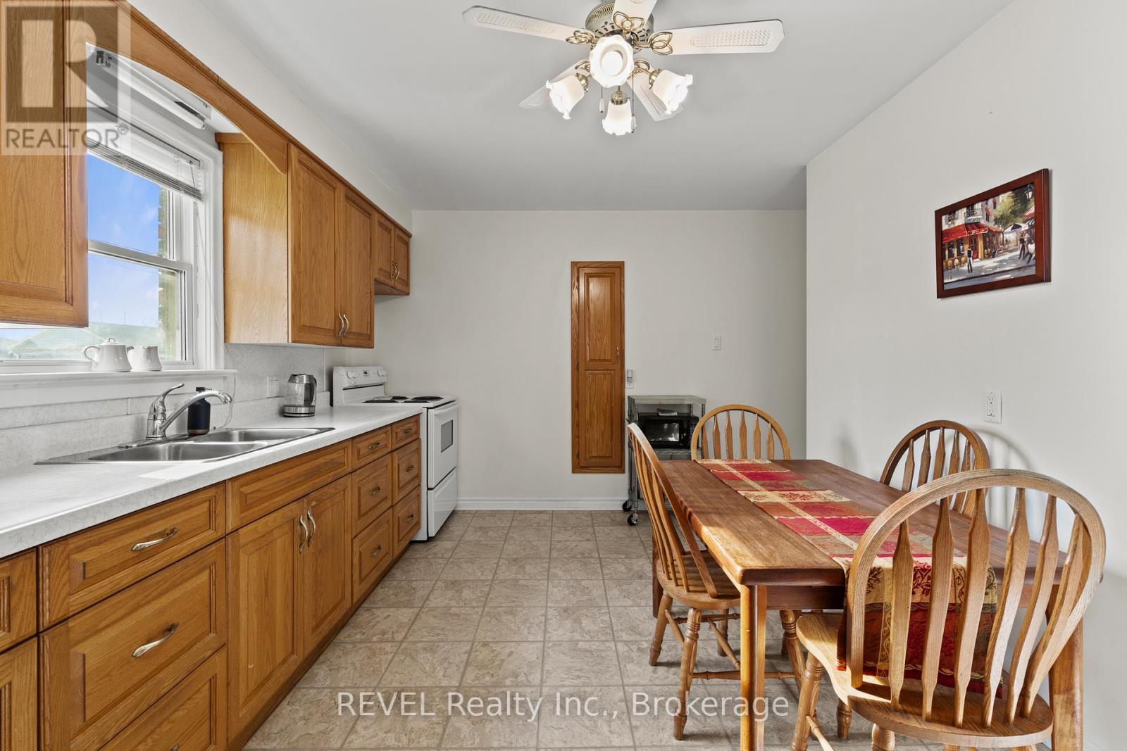 32 THOMPSON AVENUE - 12