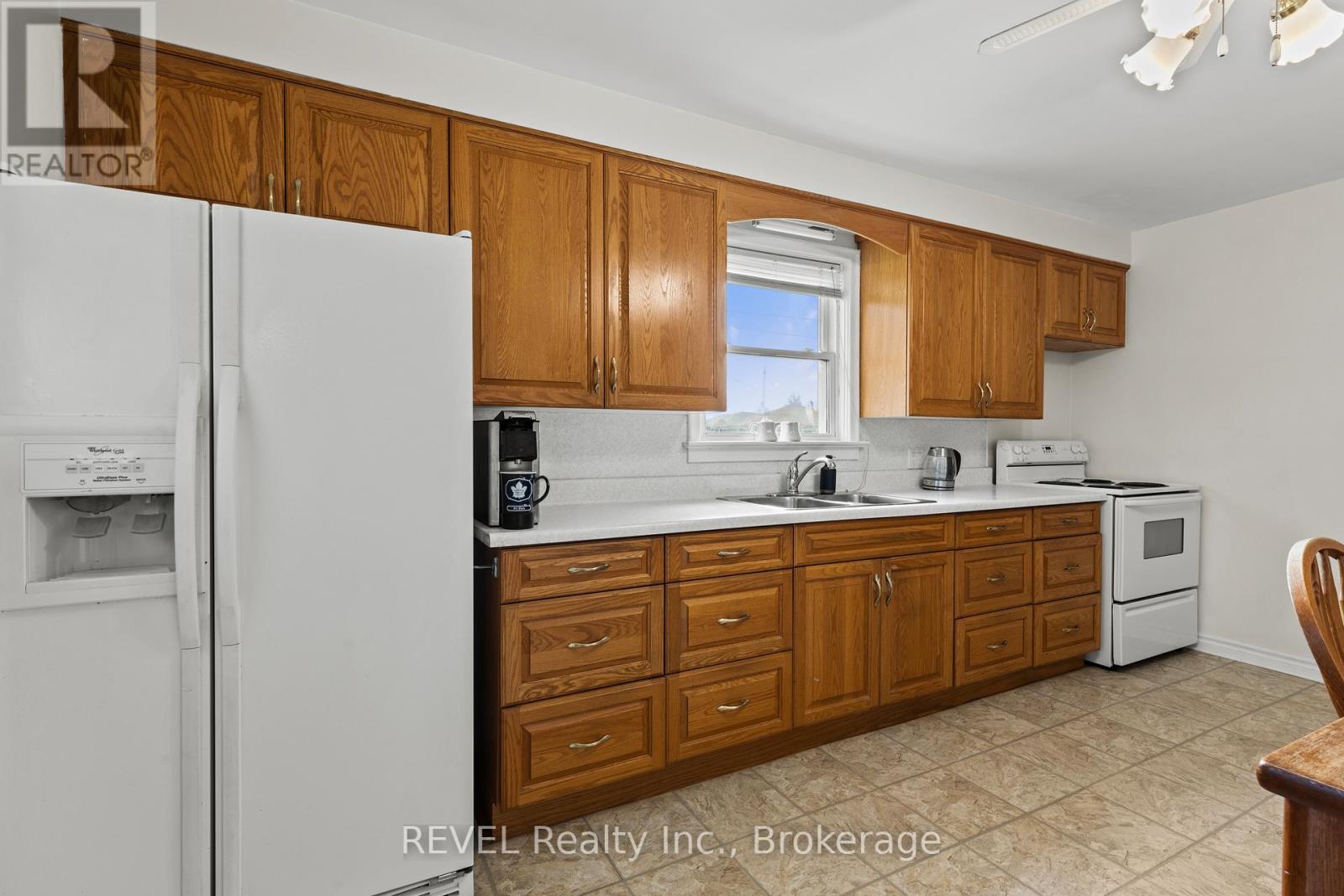 32 THOMPSON AVENUE - 13