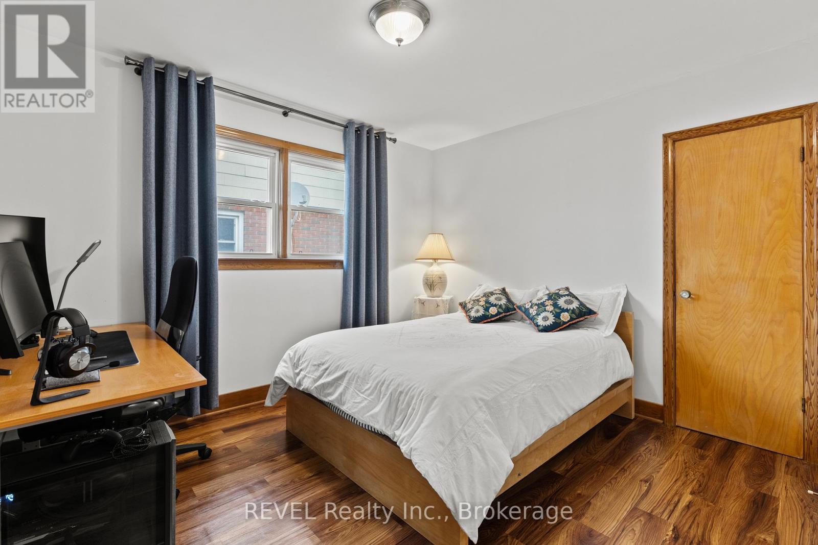32 THOMPSON AVENUE - 14