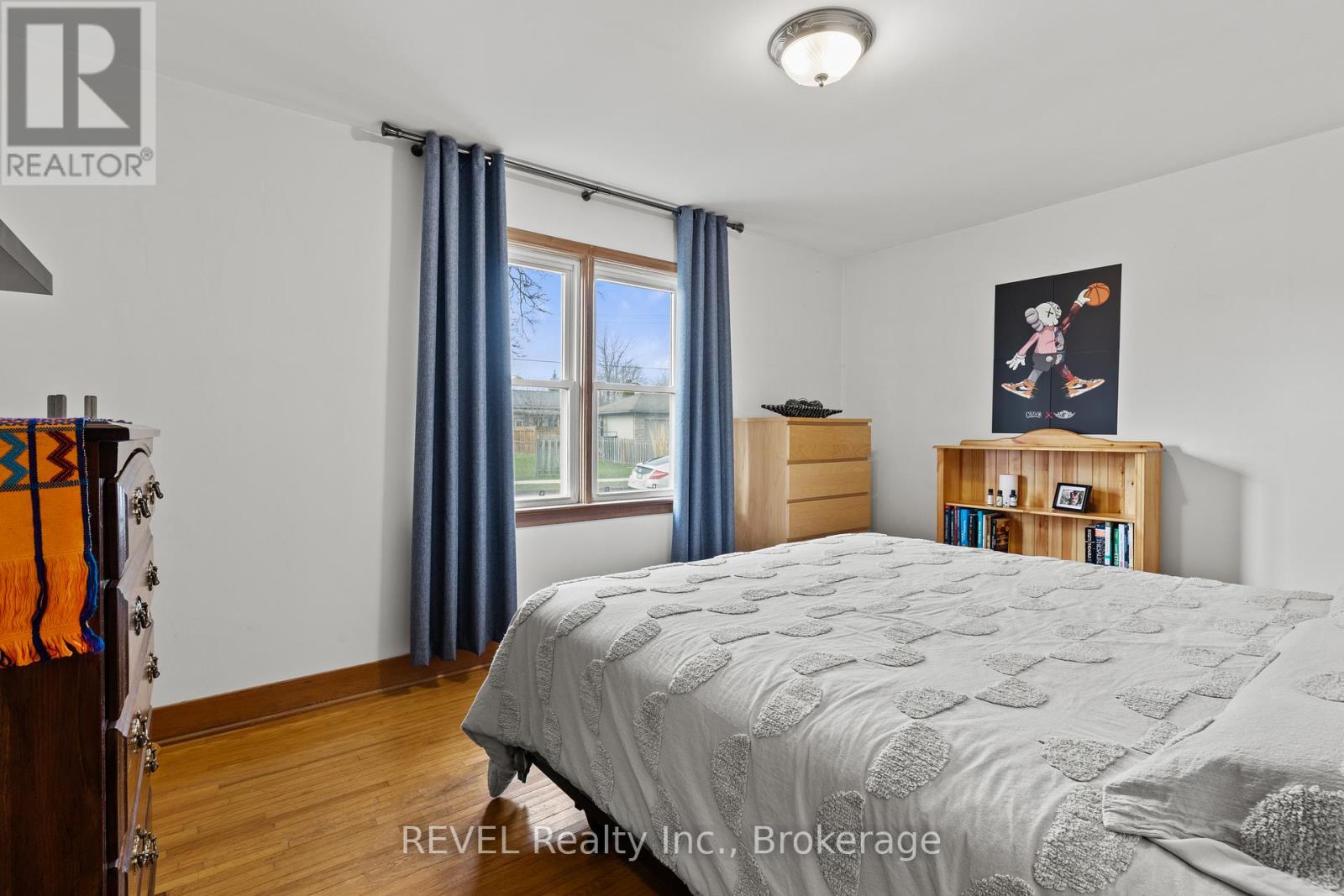 32 THOMPSON AVENUE - 15