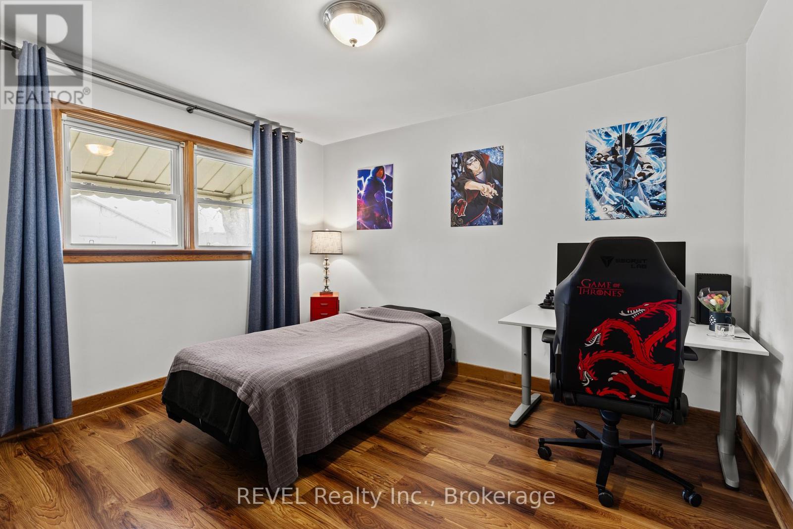 32 THOMPSON AVENUE - 16