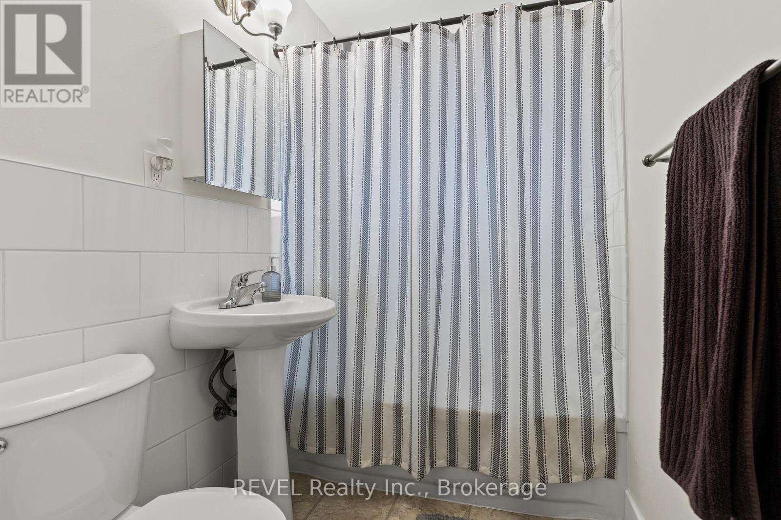 32 THOMPSON AVENUE - 17