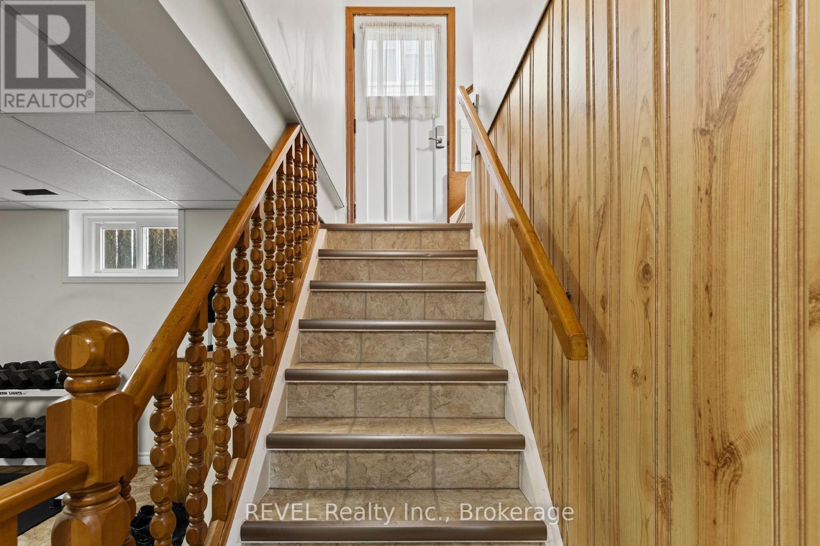 32 THOMPSON AVENUE - 18