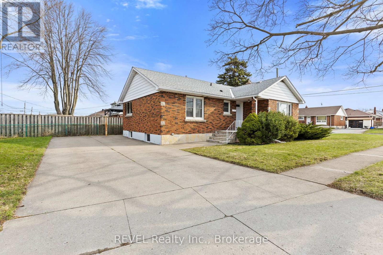 32 THOMPSON AVENUE - 2