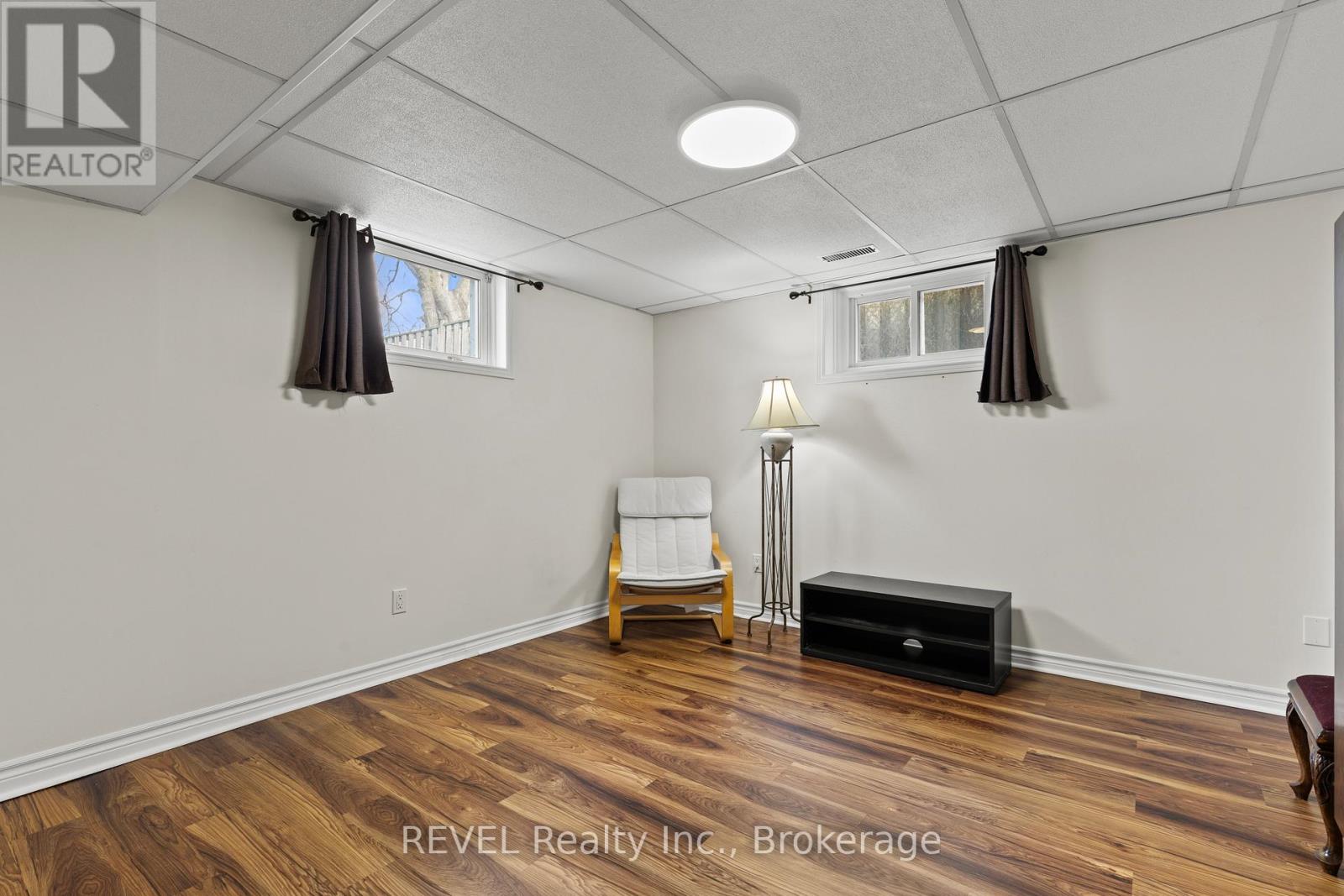 32 THOMPSON AVENUE - 20