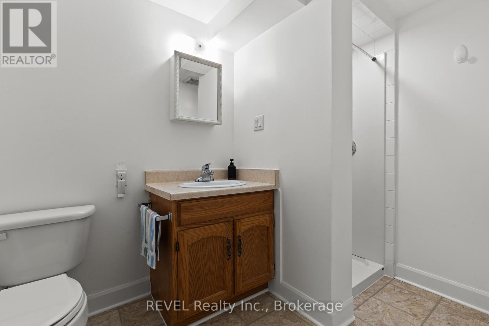 32 THOMPSON AVENUE - 21