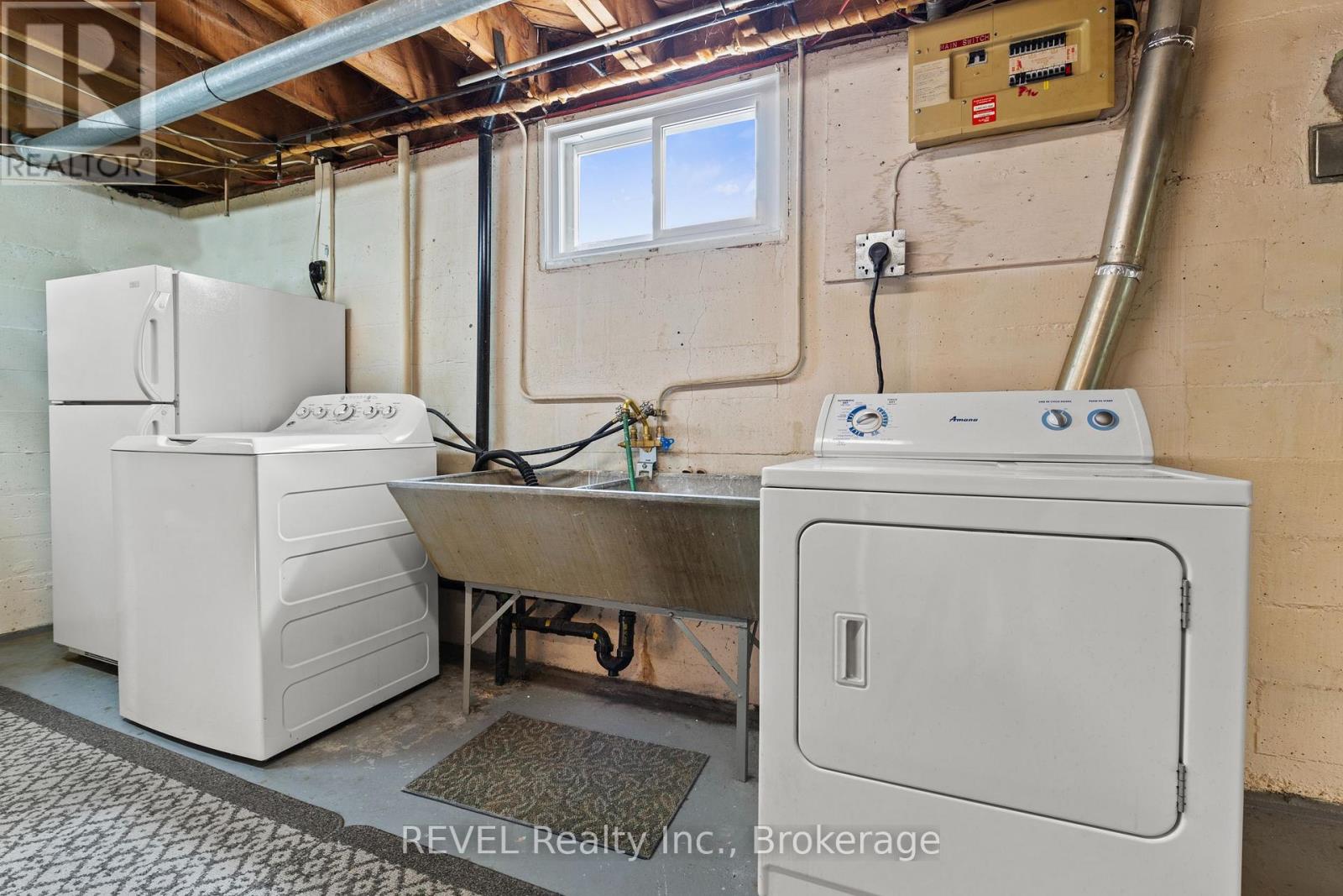 32 THOMPSON AVENUE - 22
