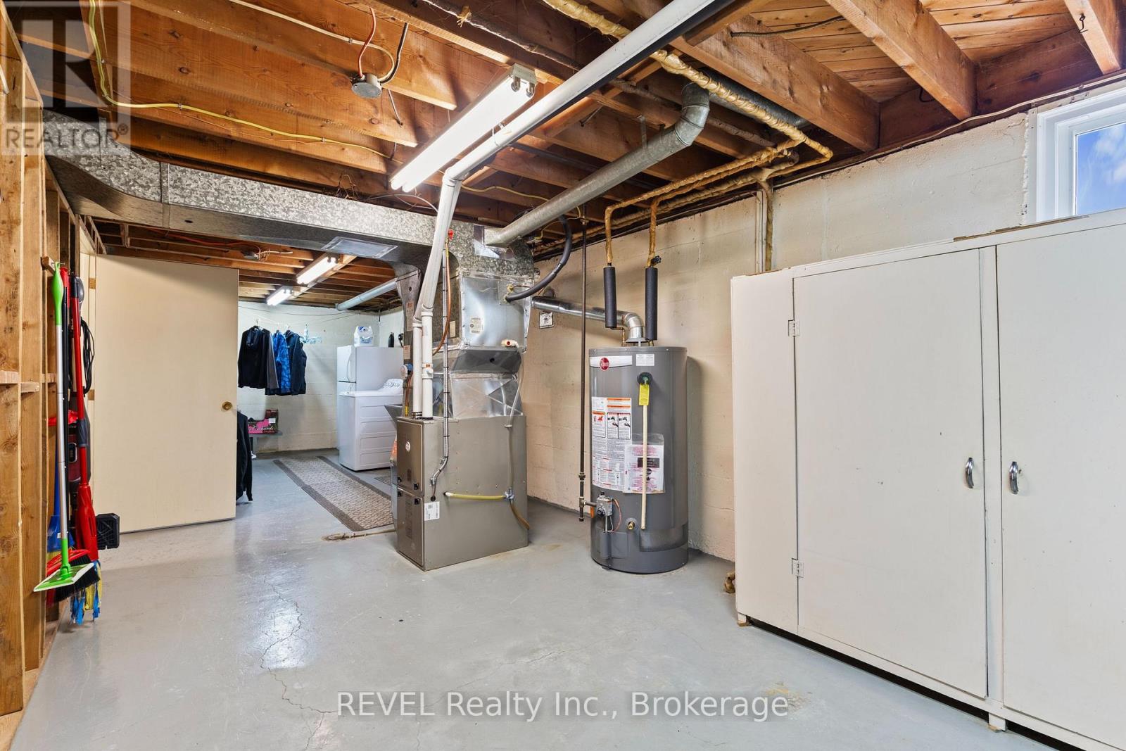 32 THOMPSON AVENUE - 24