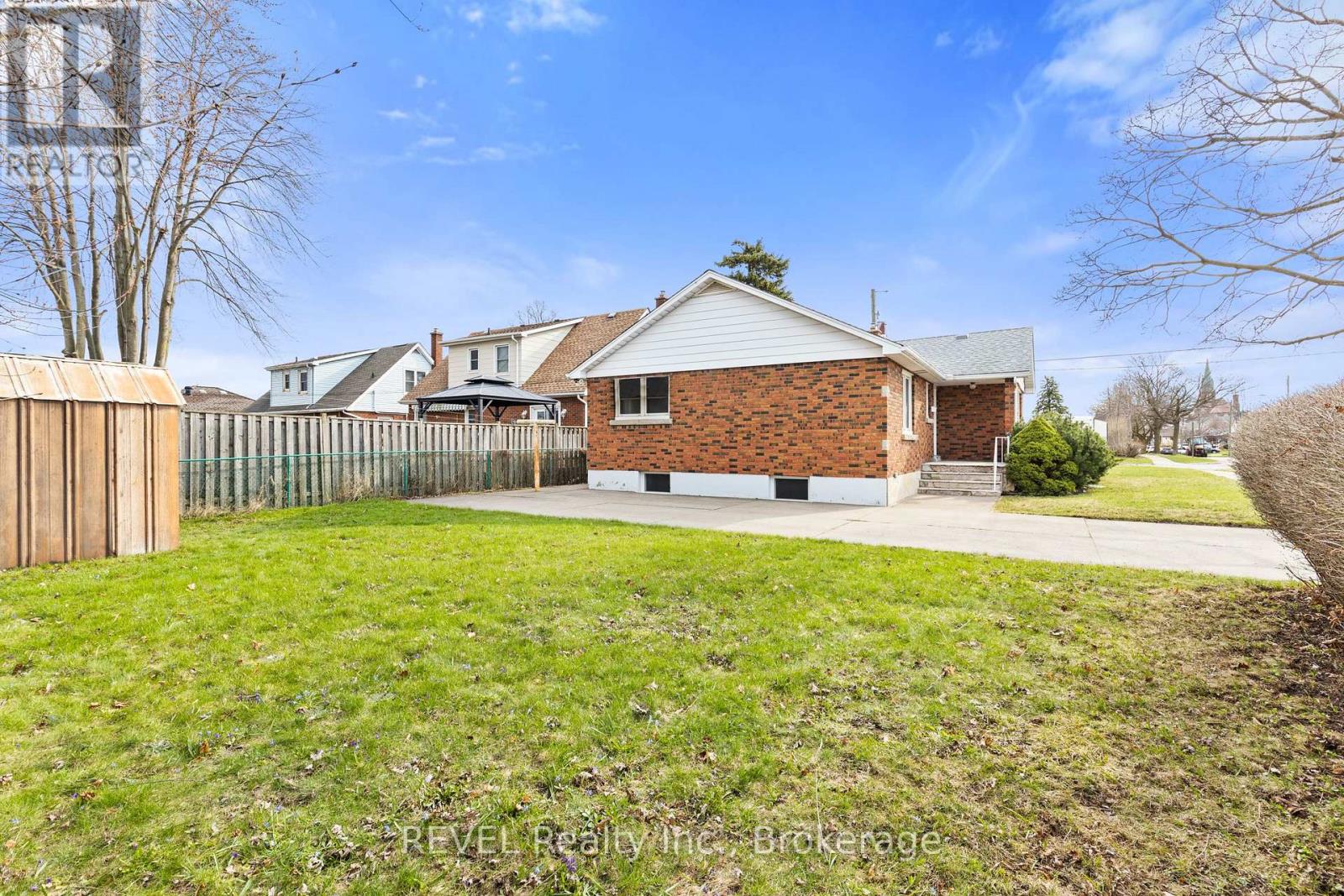 32 THOMPSON AVENUE - 25