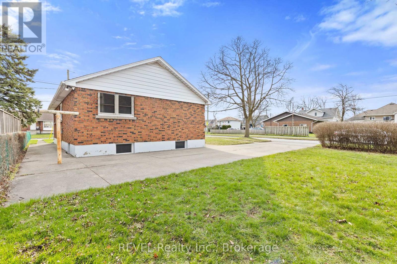 32 THOMPSON AVENUE - 26