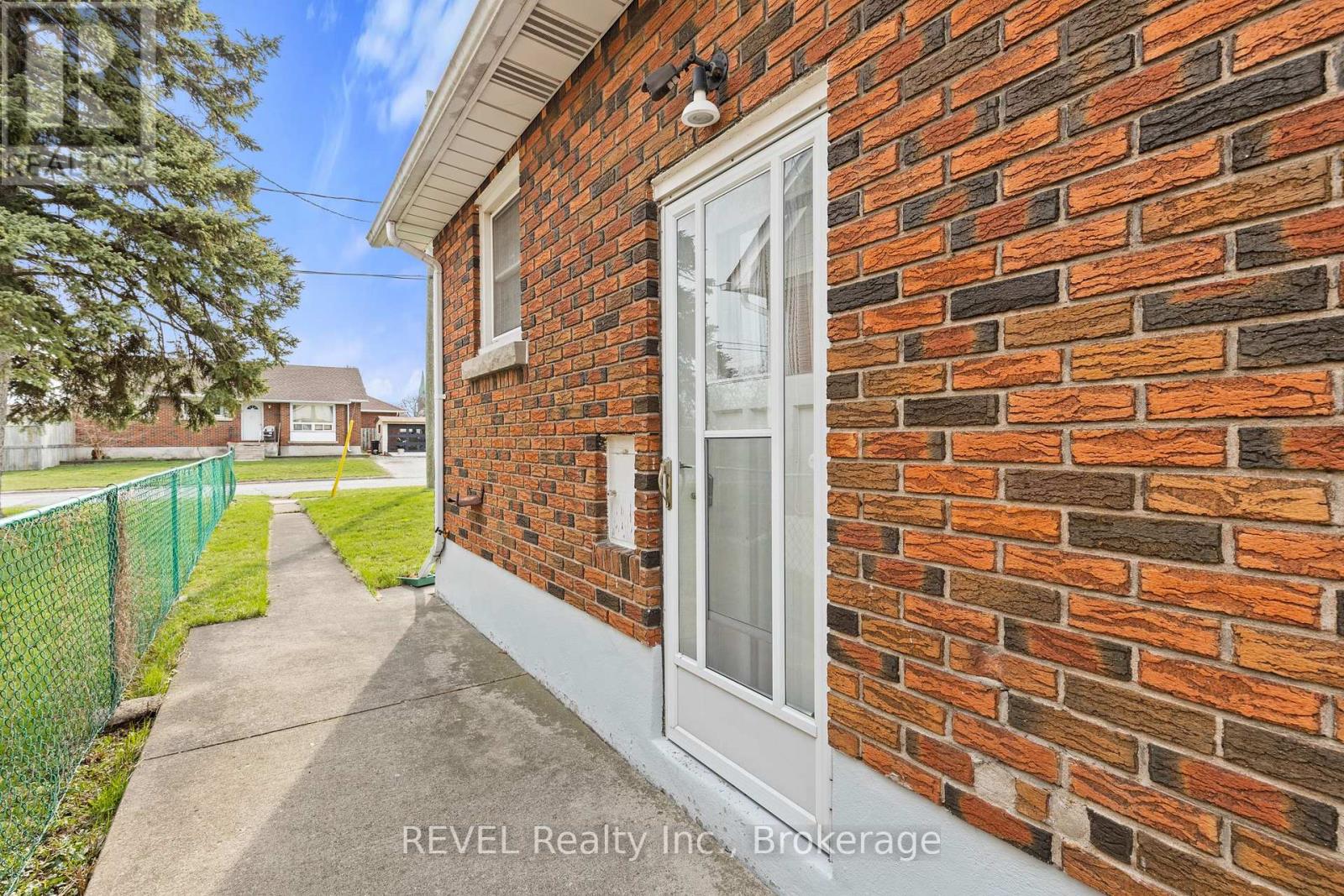 32 THOMPSON AVENUE — photo 27