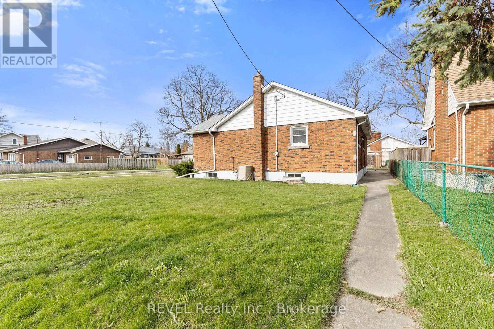 32 THOMPSON AVENUE - 28