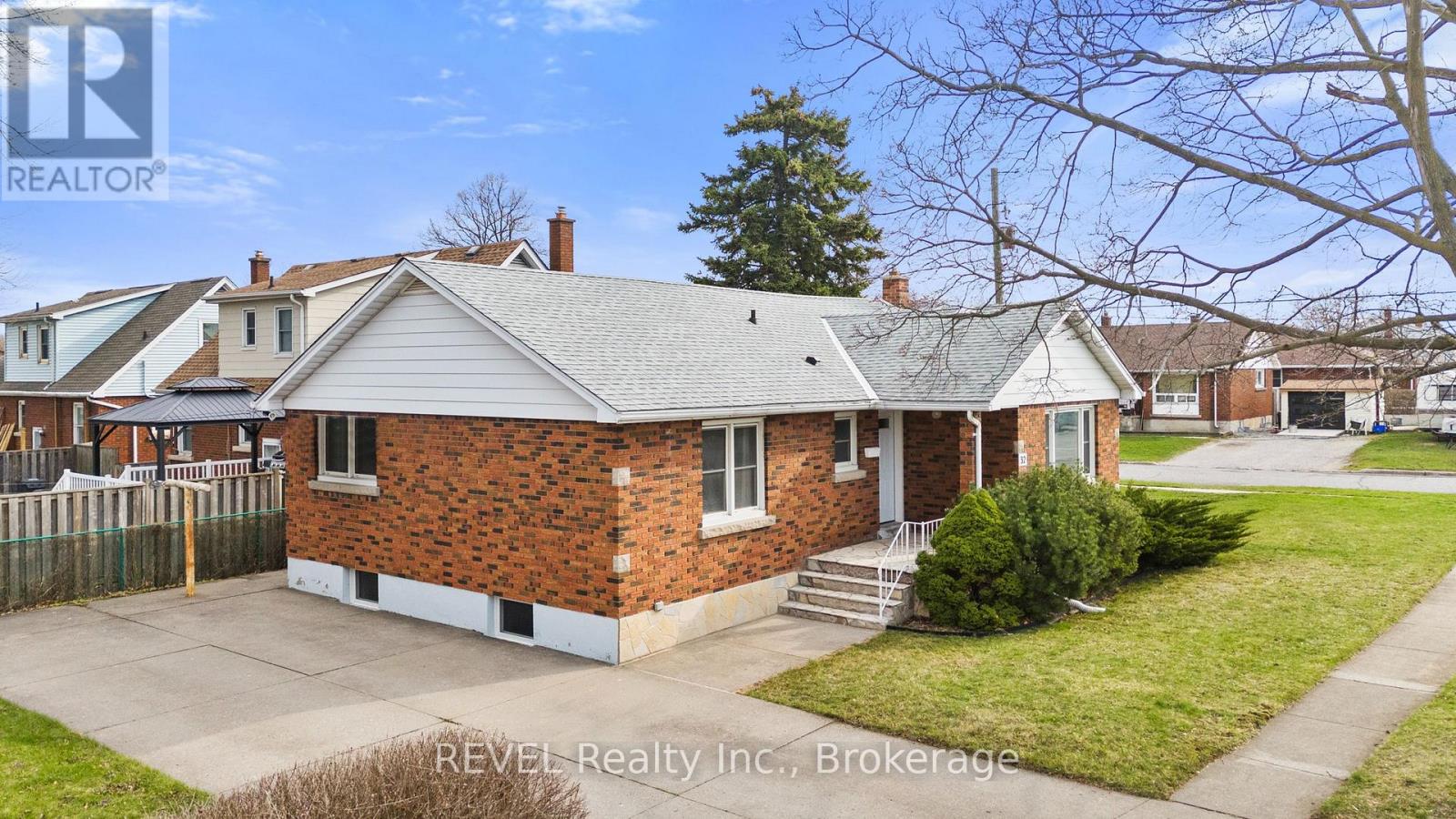 32 THOMPSON AVENUE - 3