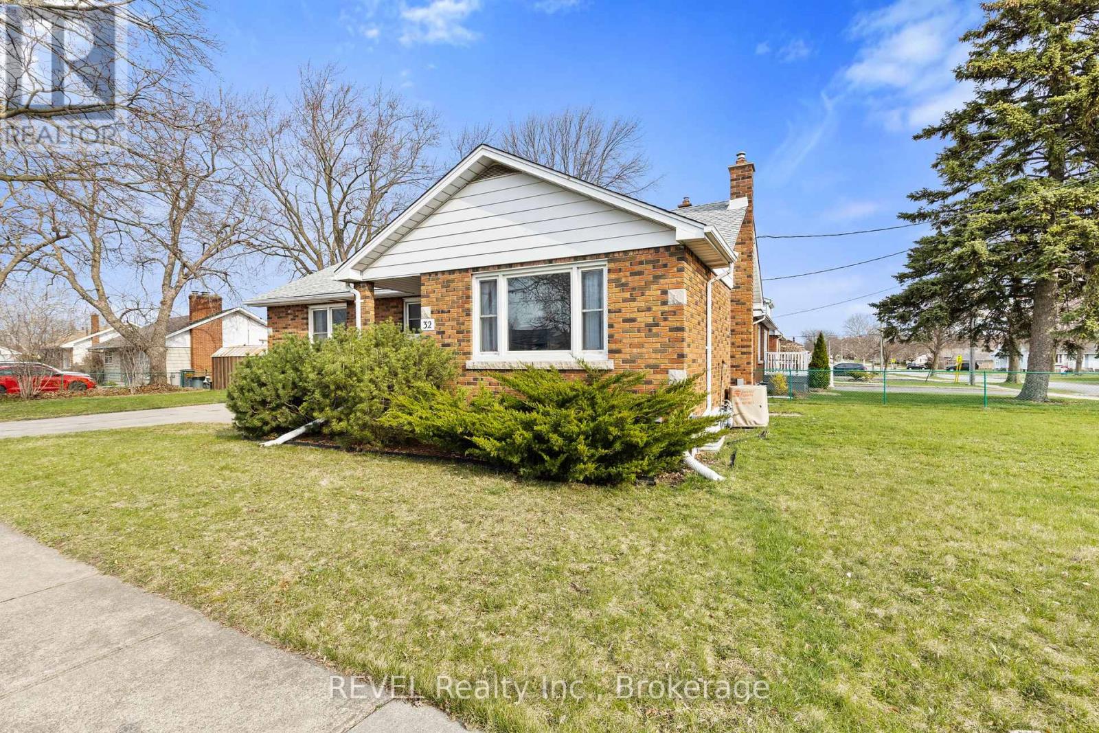 32 THOMPSON AVENUE - 4