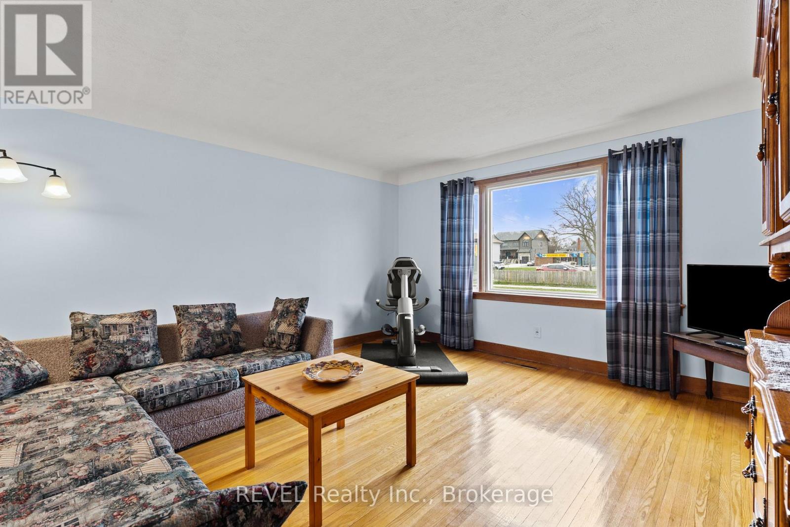 32 THOMPSON AVENUE - 6