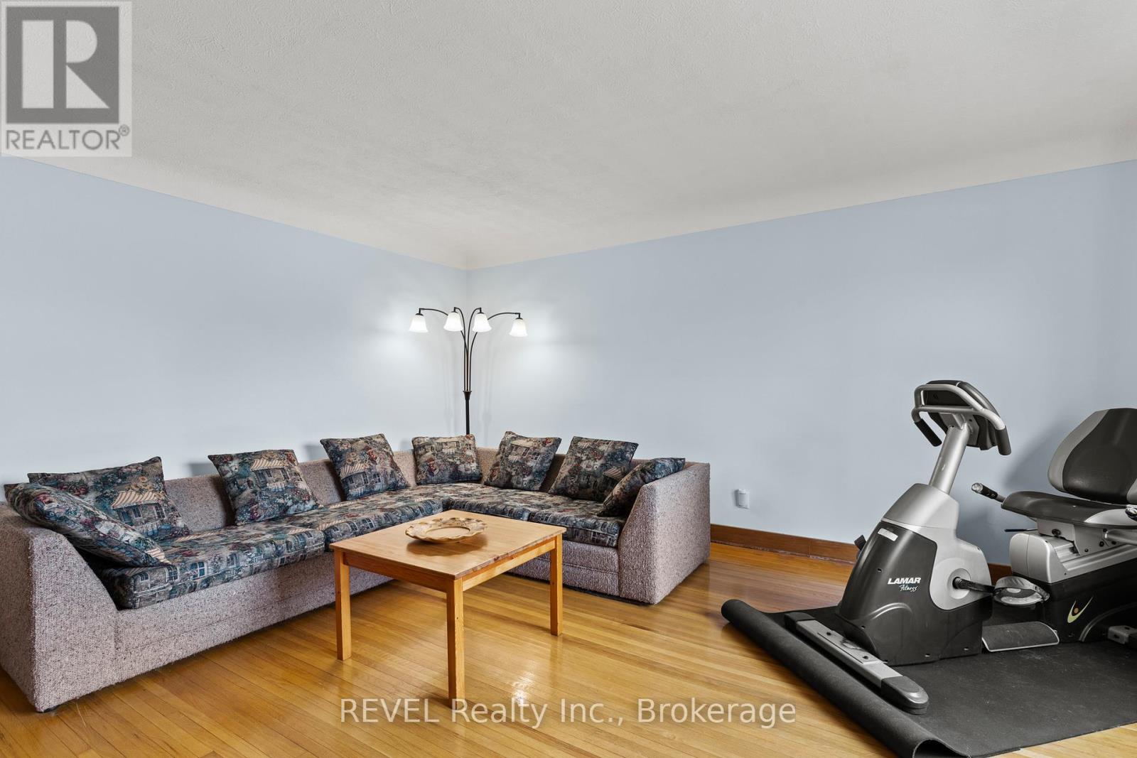 32 THOMPSON AVENUE - 7
