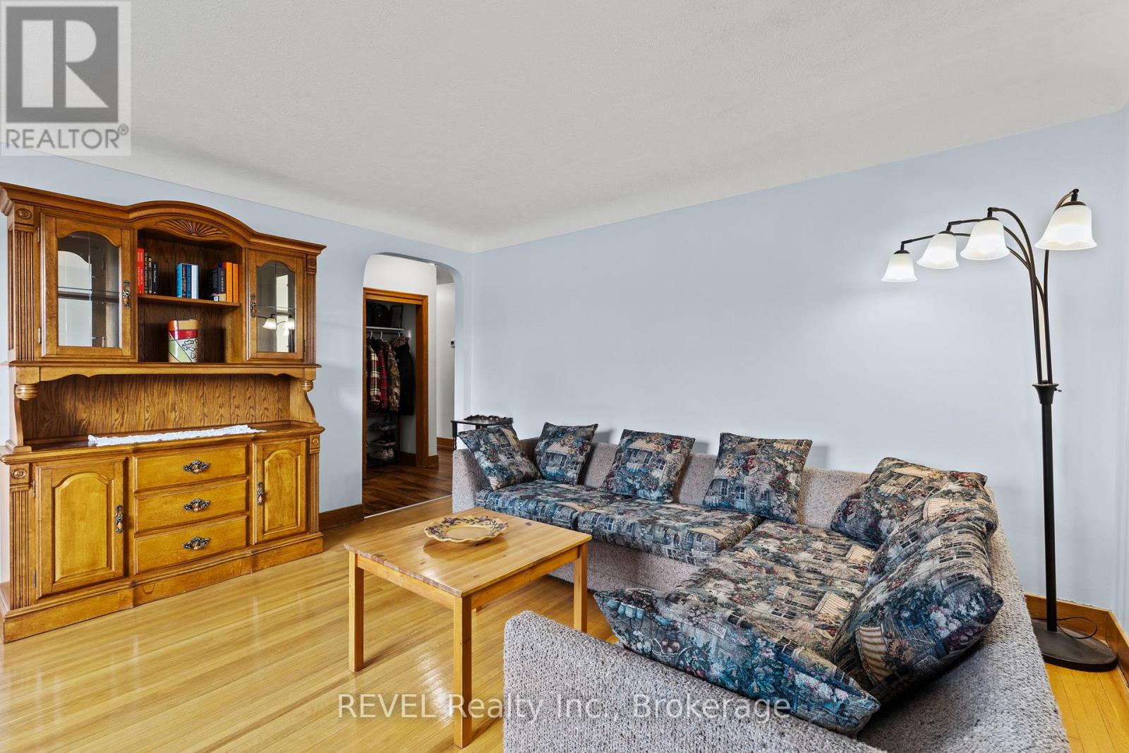 32 THOMPSON AVENUE - 9