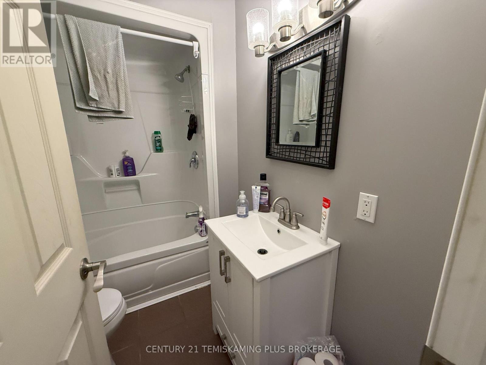 Unit 3 - 4 Piece Bathroom