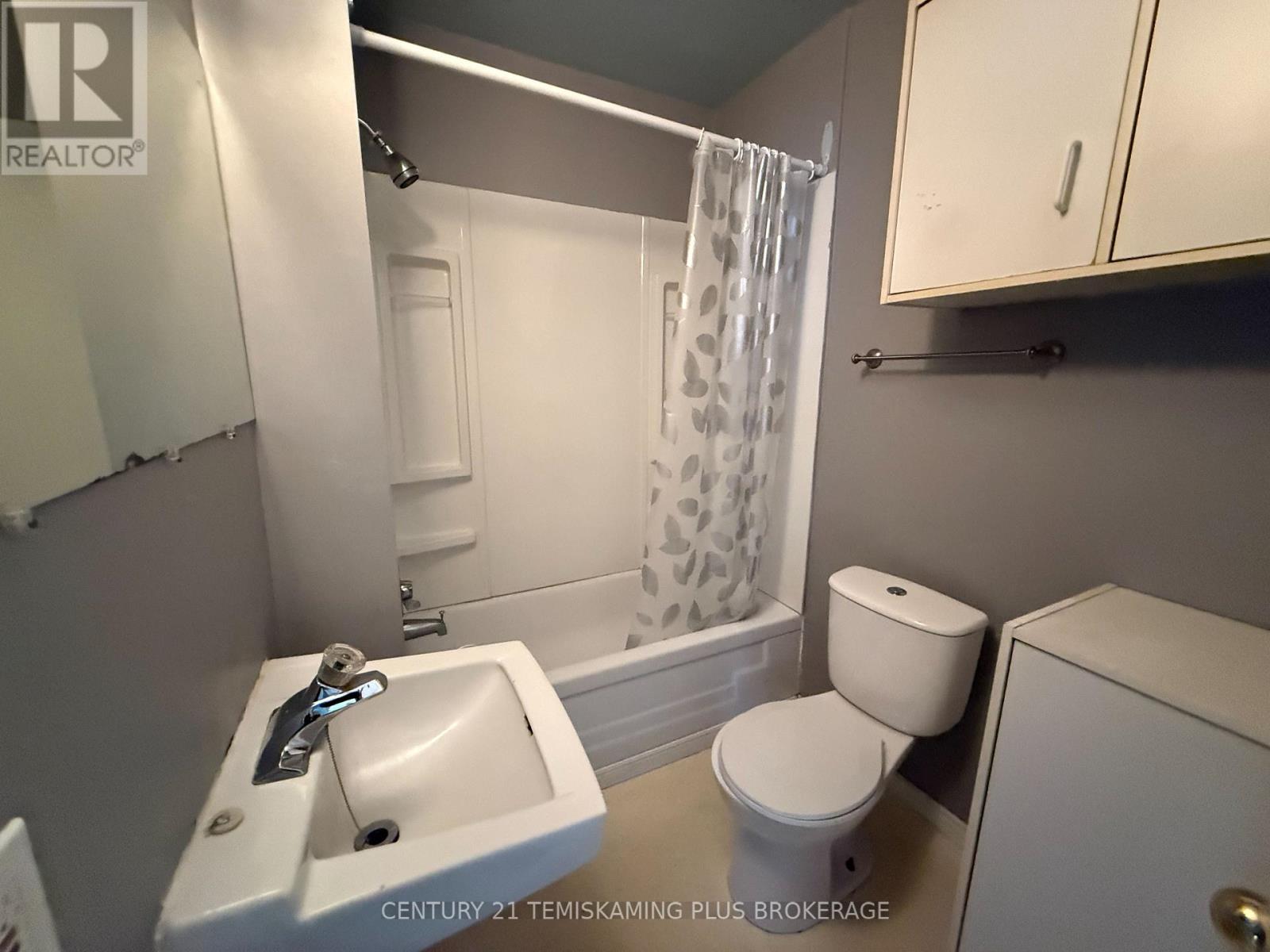 Unit 4 - 4 Piece Bathroom
