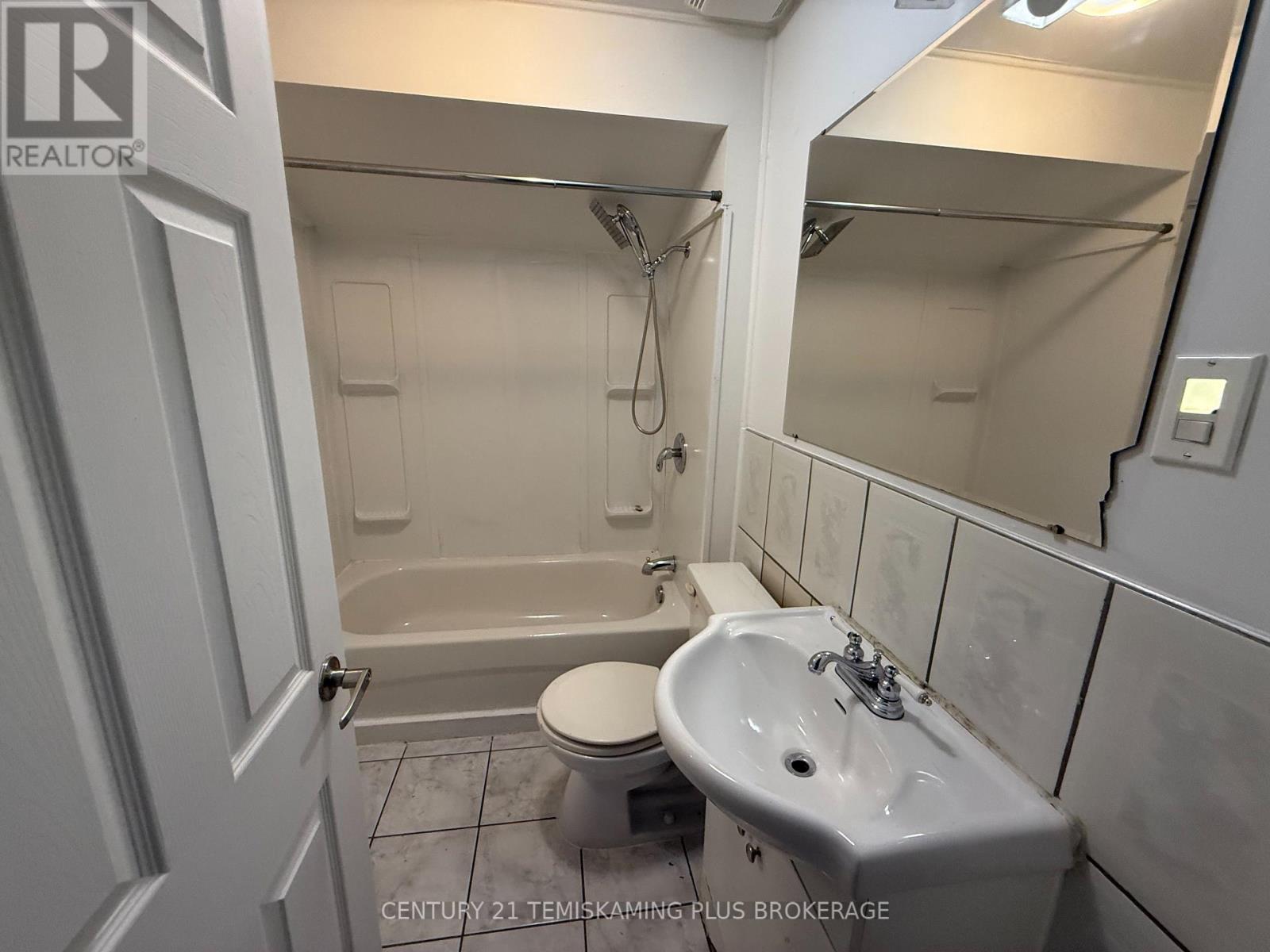 Unit 5 - 4 Piece Bathroom