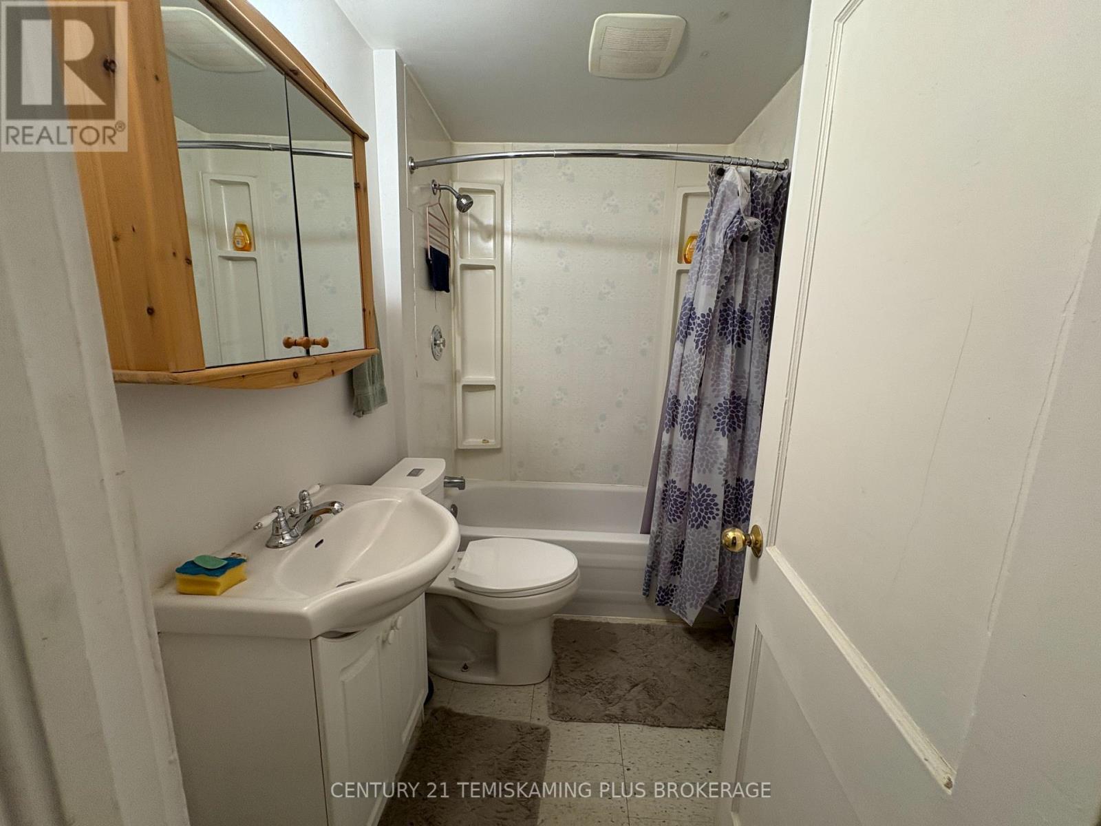 Unit 2 - 4 Piece Bathroom